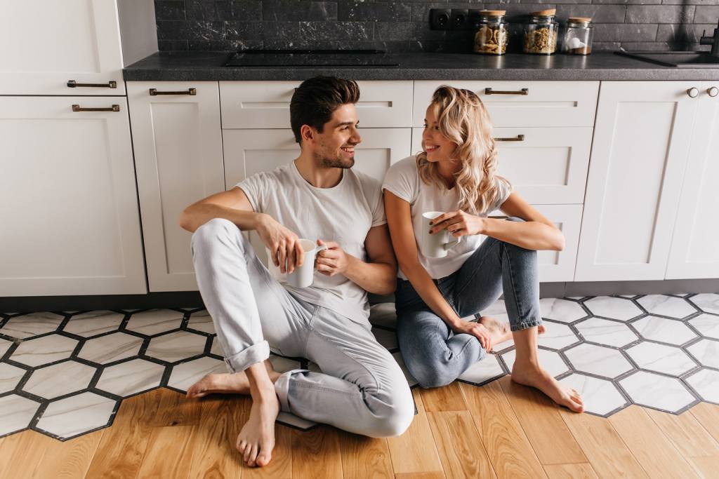 pareja en casa. certificado de convivencia