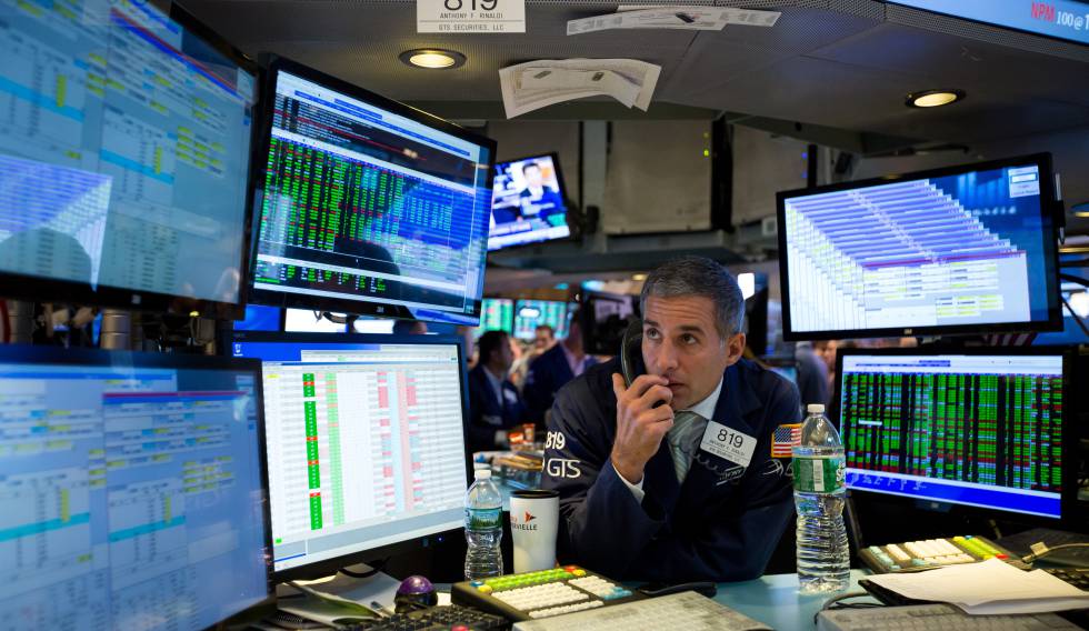 corredor de bolsa analizando opciones